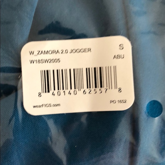 Small Figs jogger scrub pants - Picture 4 of 5